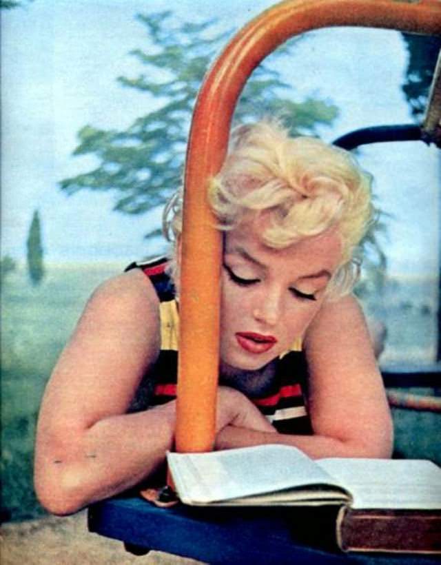 Stunning 1955 Photographs Of Marilyn Monroe Reading James Joyce’s Ulysses Outdoors