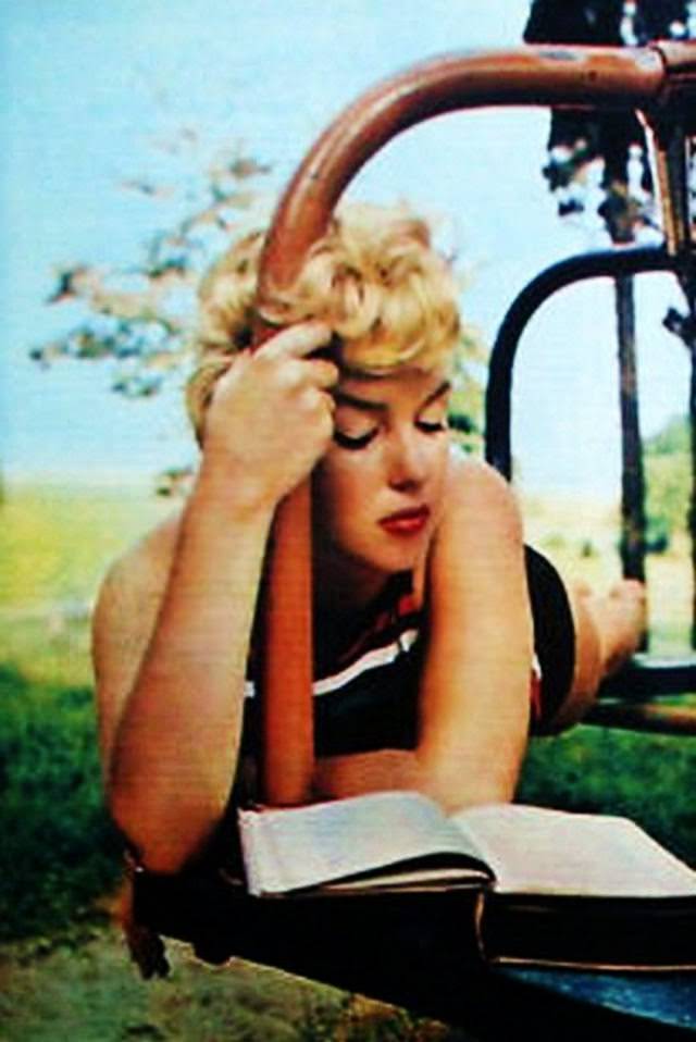 Stunning 1955 Photographs Of Marilyn Monroe Reading James Joyce’s Ulysses Outdoors