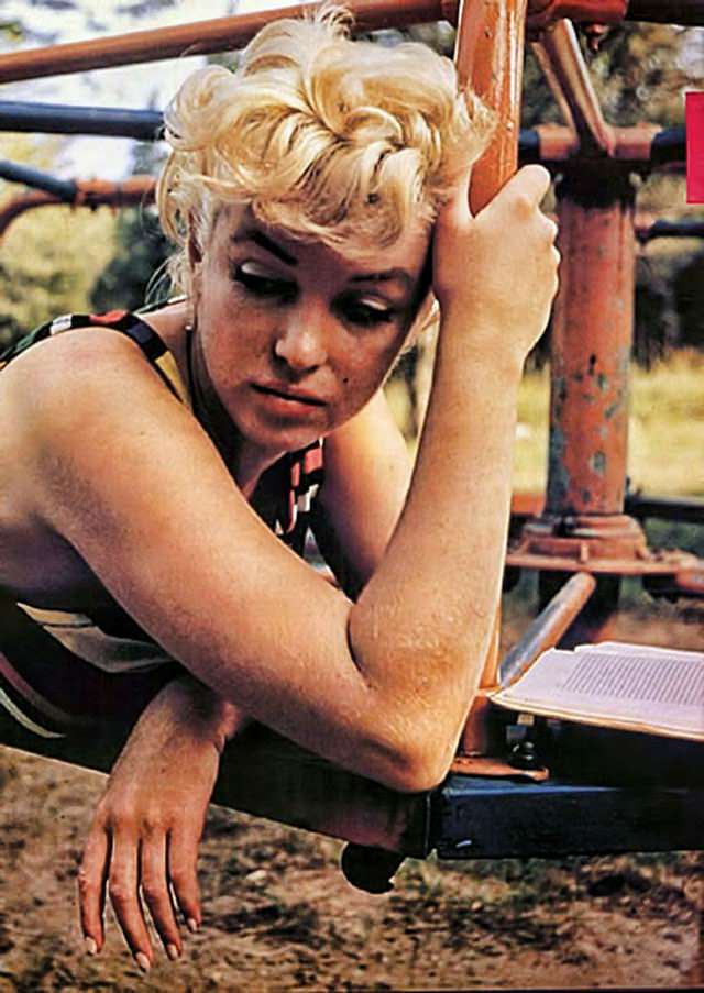 Stunning 1955 Photographs Of Marilyn Monroe Reading James Joyce’s Ulysses Outdoors