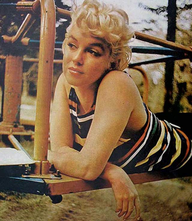 Stunning 1955 Photographs Of Marilyn Monroe Reading James Joyce’s Ulysses Outdoors